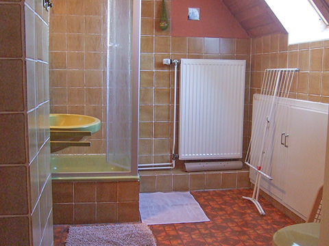 Badezimmer mit Dusche und WC