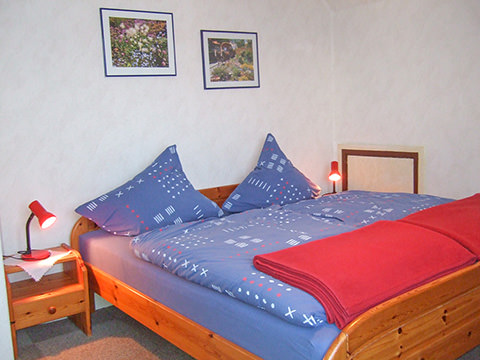 Schlafzimmer mit Doppelbett